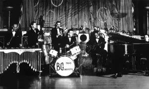 Zespół gra na instrumentach: wibrafonie, kontrabasie, perkusji z napisem BG Trio Sextette, gitarze i pianinie. To instrumenty Benny'ego Goodmana.