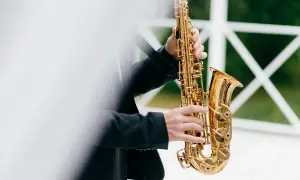 Saksofon na wesele: wszystko co musisz wiedzieć o oprawie muzycznej