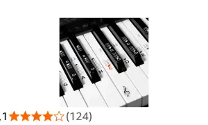 Naklejki na pianino z nutami i literami ułatwiają naukę gry.