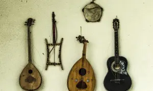 Czy gitara jest instrumentem dętym? Odkryj prawdę o instrumentach muzycznych