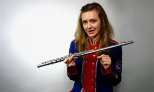 Dlaczego flet poprzeczny jest instrumentem dętym drewnianym mimo metalu?