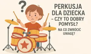 Zamyślony chłopiec z pałeczkami przy perkusji dla dzieci. Czy to dobry pomysł? Na co zwrócić uwagę?