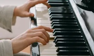 Jak zagrać na pianinie Sanah – proste metody dla każdego początkującego