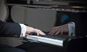 Najsłynniejsi pianiści na świecie: poznaj wirtuozów grających na pianinie