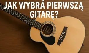 Jasna gitara klasyczna dla początkujących leży na drewnianym tle. Napis "Jak wybrać pierwszą gitarę?" sugeruje poradnik dla nowych muzyków.