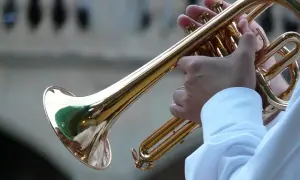 Trąbka jazzowa: odkryj jej rolę, techniki i znanych artystów