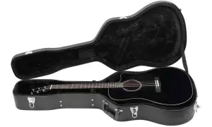 Czarny, lśniący futerał na gitarę akustyczną z pluszowym wnętrzem, gotowy do bezpiecznego transportu instrumentu.