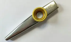 Metalowe kazoo, proste i klasyczne. Zastanawiasz się kazoo co to? To instrument, który każdy potrafi obsłużyć!