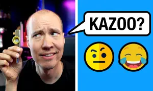Mężczyzna trzyma kazoo, zastanawiając się, jak grać. Obok dymek z napisem "KAZOO?" i emotikony.