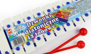 Dzwonki diatoniczne 12 tonowe z kolorowymi nutami literowymi na opakowaniu. Dwa czerwone pałeczki do gry.