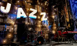 Historia muzyki jazzowej: Fascynująca podróż przez style i artystów