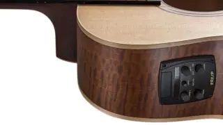 Drewniana gitara akustyczna Baton Rouge z widocznym panelem sterowania i progami.