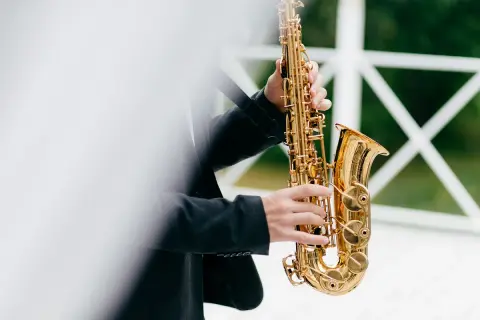Saksofon na wesele: wszystko co musisz wiedzieć o oprawie muzycznej