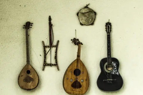 Czy gitara jest instrumentem dętym? Odkryj prawdę o instrumentach muzycznych