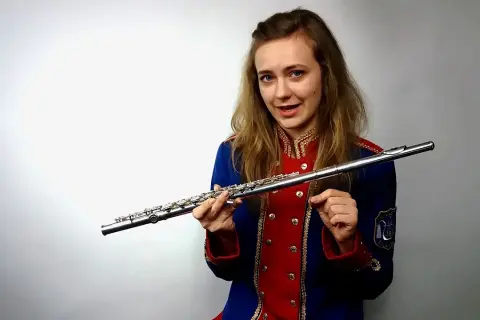 Dlaczego flet poprzeczny jest instrumentem dętym drewnianym mimo metalu?