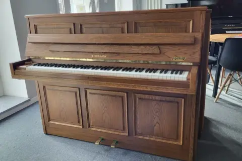Poznaj pianino: kompletny opis instrumentu muzycznego i jego zastosowania