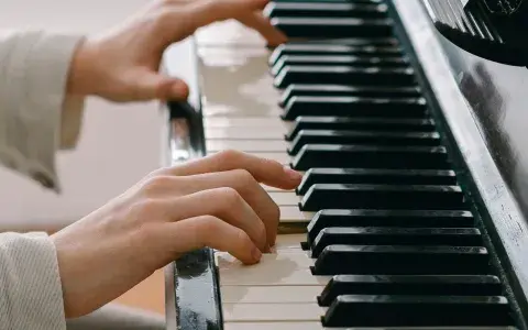 Jak zagrać na pianinie Sanah – proste metody dla każdego początkującego