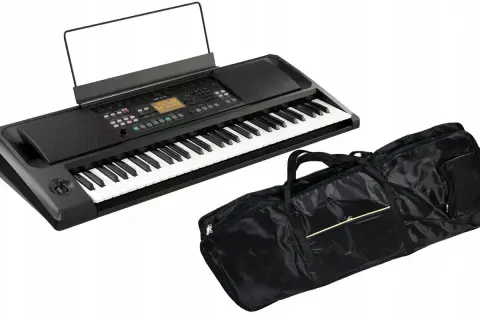 Czarny pokrowiec na keyboard, idealny do transportu i ochrony instrumentu.