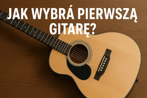 Jasna gitara klasyczna dla początkujących leży na drewnianym tle. Napis "Jak wybrać pierwszą gitarę?" sugeruje poradnik dla nowych muzyków.