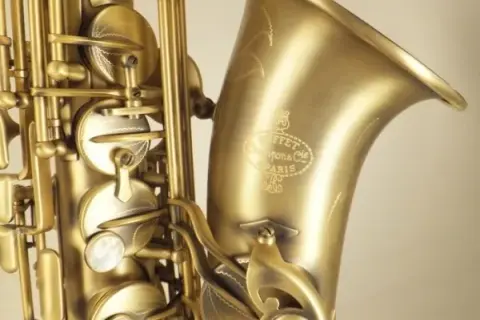 Jakim instrumentem jest saksofon? Ciekawe fakty i historia tego instrumentu