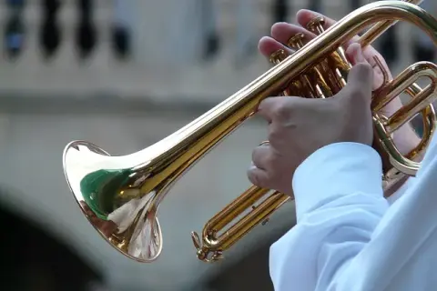 Trąbka jazzowa: odkryj jej rolę, techniki i znanych artystów