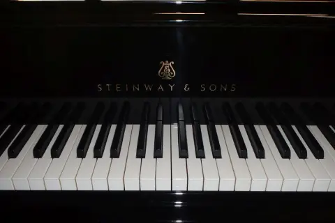 Ile waży fortepian Steinway Model C? Kluczowe informacje dla kupujących