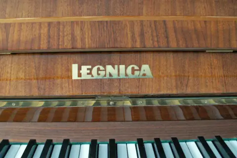 Ile waży pianino Legnica? Zaskakujące różnice w modelach!