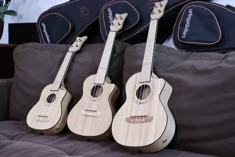 Trzy ukulele: koncertowe i sopranowe, gotowe do muzycznej podróży.