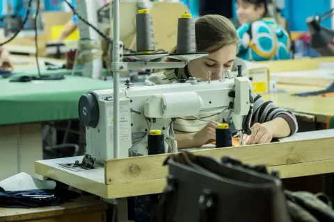 Ile zarabia szwaczka na akord? Zaskakujące różnice w Polsce