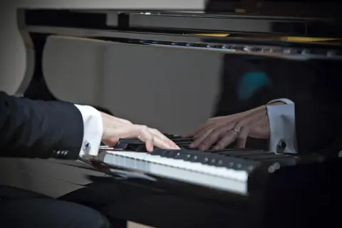 Jak nazywa się muzyk grający na fortepianie? Poznaj tajemnice pianisty