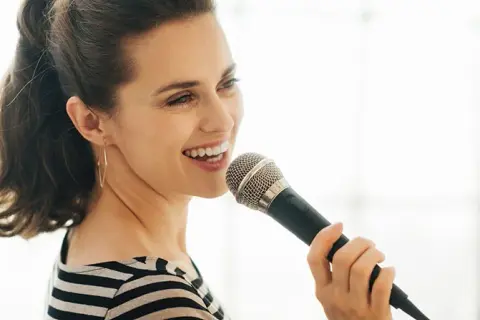 Wokalistyka jazzowa: od podstaw do profesjonalnego rozwoju artystycznego