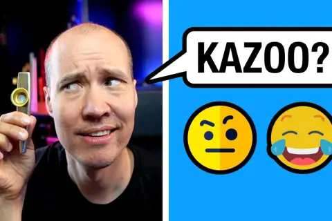 Mężczyzna trzyma kazoo, zastanawiając się, jak grać. Obok dymek z napisem "KAZOO?" i emotikony.