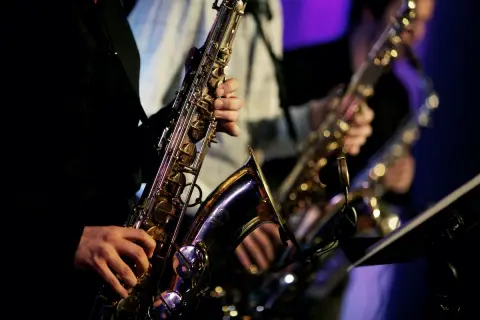 Bebop i ekspresyjny styl jazzowy - poznaj tajemnice muzycznej rewolucji