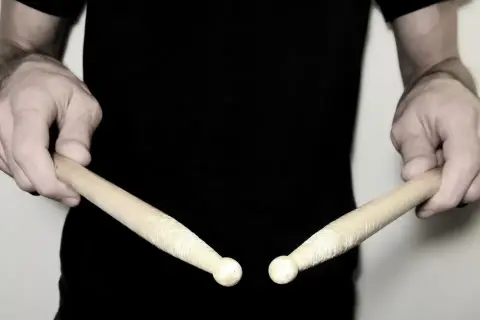 Jak kręcić pałeczką od perkusji: 5 prostych kroków dla początkujących