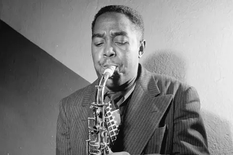 Poznaj najlepszych saksofonistów jazzowych: legendy, które zmieniły muzykę