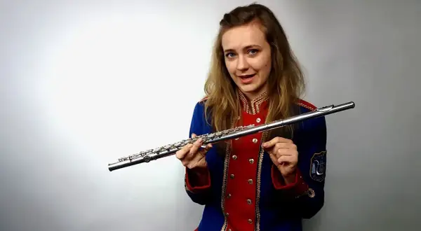 Dlaczego flet poprzeczny jest instrumentem dętym drewnianym mimo metalu?