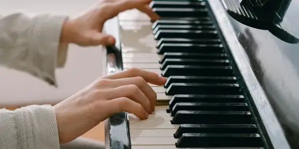 Jak zagrać na pianinie Sanah – proste metody dla każdego początkującego