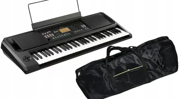 Czarny pokrowiec na keyboard, idealny do transportu i ochrony instrumentu.