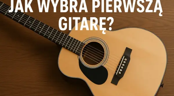 Jasna gitara klasyczna dla początkujących leży na drewnianym tle. Napis "Jak wybrać pierwszą gitarę?" sugeruje poradnik dla nowych muzyków.