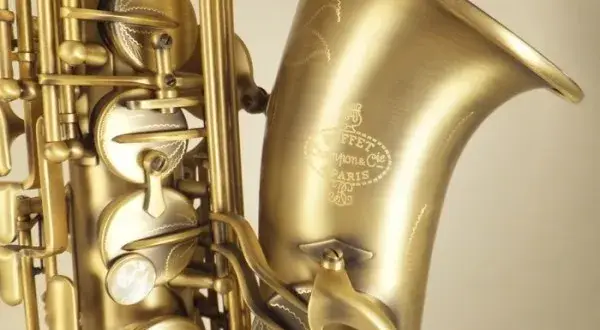 Jakim instrumentem jest saksofon? Ciekawe fakty i historia tego instrumentu