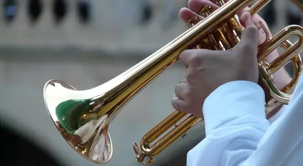 Trąbka jazzowa: odkryj jej rolę, techniki i znanych artystów