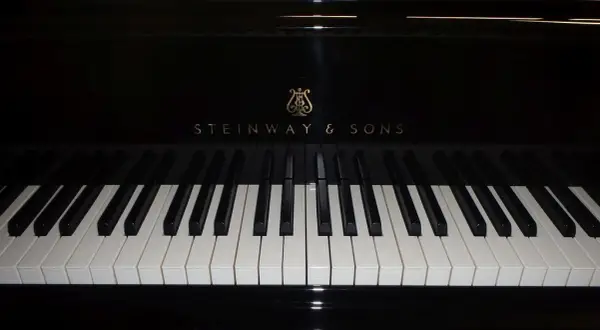 Ile waży fortepian Steinway Model C? Kluczowe informacje dla kupujących