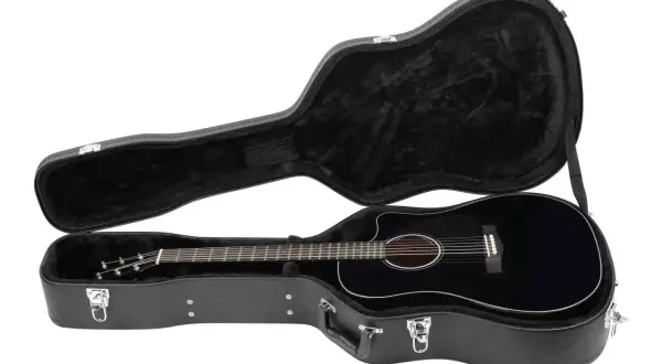 Czarny, lśniący futerał na gitarę akustyczną z pluszowym wnętrzem, gotowy do bezpiecznego transportu instrumentu.