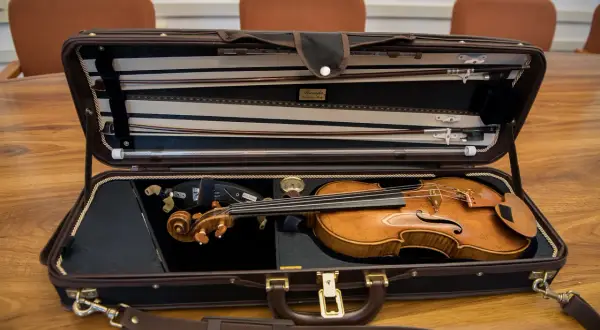 Skrzypce Stradivarius z jakiego drewna? Odkryj tajemnice ich brzmienia