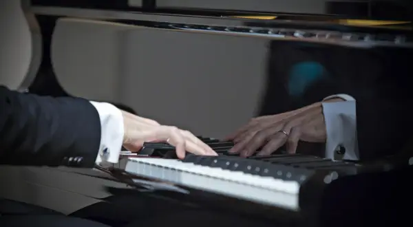 Jak nazywa się muzyk grający na fortepianie? Poznaj tajemnice pianisty