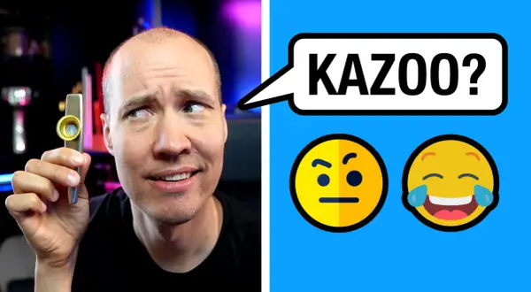 Mężczyzna trzyma kazoo, zastanawiając się, jak grać. Obok dymek z napisem "KAZOO?" i emotikony.