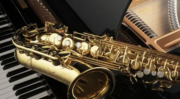 Saksofon basowy w muzyce: najważniejsze cechy oraz zastosowanie instrumentu