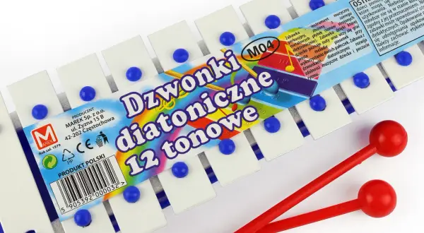 Dzwonki diatoniczne 12 tonowe z kolorowymi nutami literowymi na opakowaniu. Dwa czerwone pałeczki do gry.