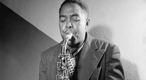 Poznaj najlepszych saksofonistów jazzowych: legendy, które zmieniły muzykę