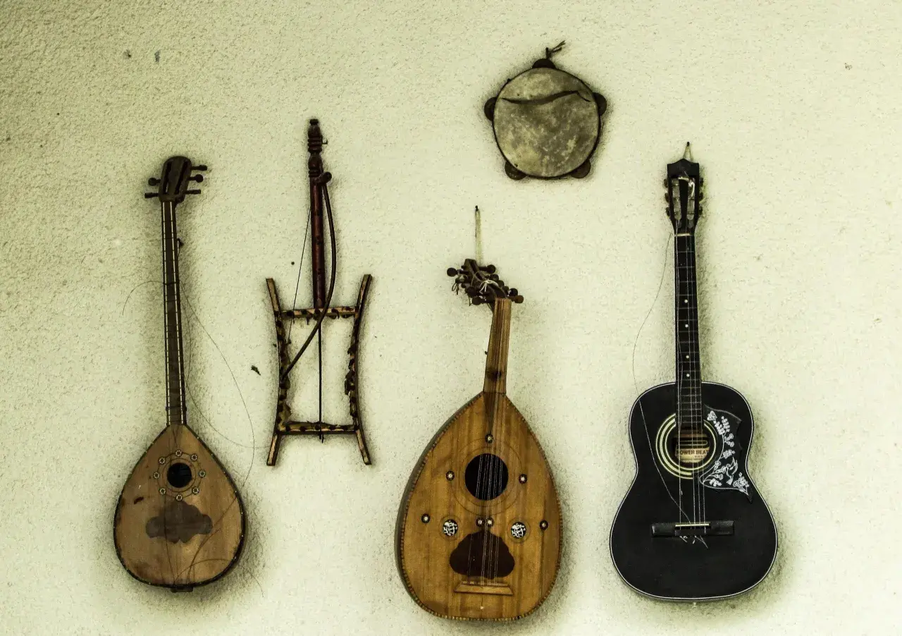 Czy gitara jest instrumentem dętym? Odkryj prawdę o instrumentach muzycznych